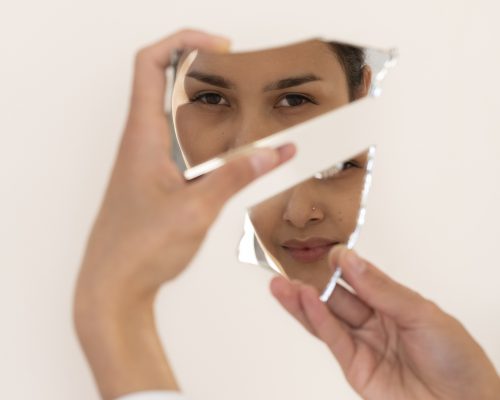 Selbstwert & Identität - Gesicht im geteilten Spiegel