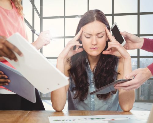 gestresste Frau am Schreibtisch