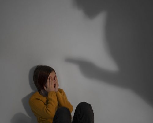 Frau zusammengekauert am Boden - Trauma